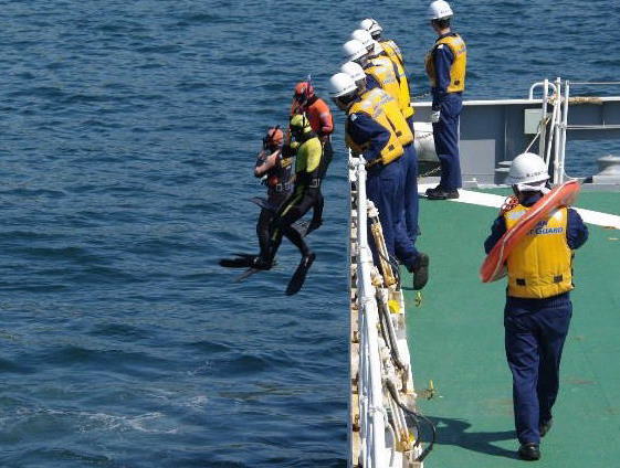 巡視船でじま船尾から飛び込む潜水士